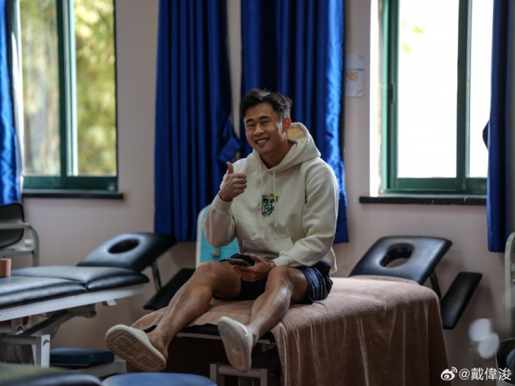  Everything will be fine！戴偉浚曬機場(chǎng)照暗示將手術(shù)：很快再見(jiàn)