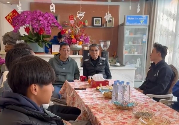  申花董事長(cháng)谷際慶帶領(lǐng)部分球員，前往崇明基地看望徐根寶指導