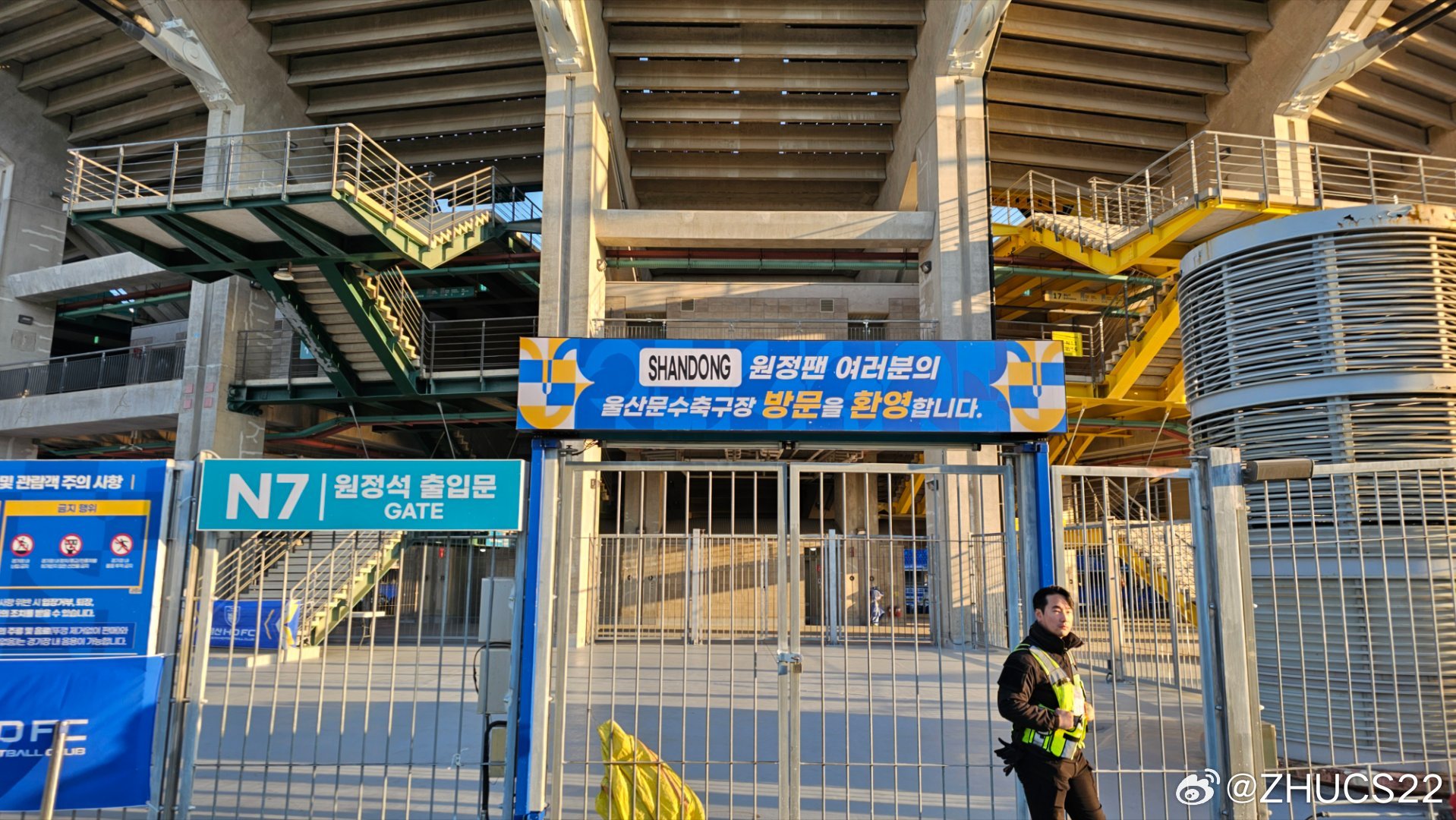  博主：蔚山現場(chǎng)工作人員、轉播車(chē)、安保在準備撤場(chǎng)，場(chǎng)外一片安靜
