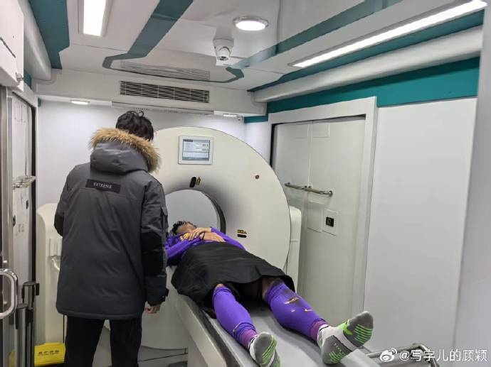  補時(shí)階段頭部被撞，天津記者：目前謝維軍正在醫院接受檢查