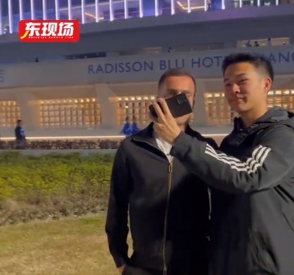  塞爾吉尼奧現身上海八萬(wàn)人體育場(chǎng)，并與球迷親切打招呼合影