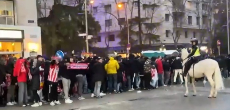  馬競球迷進(jìn)入伯納烏時(shí)向人群投擲雜物，導致安保對其進(jìn)行脫鞋檢查