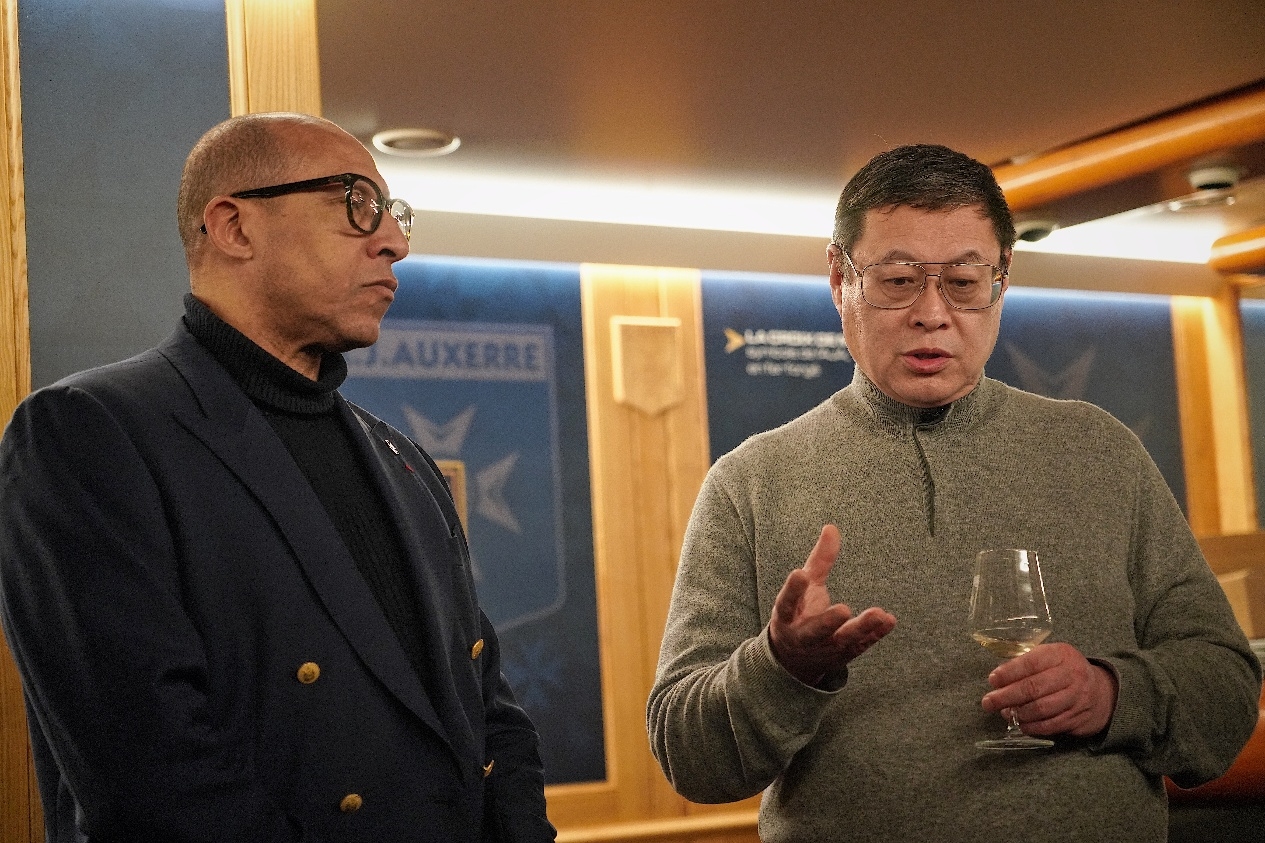  法國足協(xié)主席迪亞洛做客歐塞爾，并與董事會(huì )主席周云杰會(huì )晤