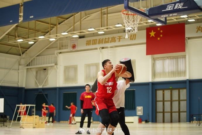  中國籃球之隊官博：大塊頭 大能量 祝李炎哲25歲生日快樂(lè )！
