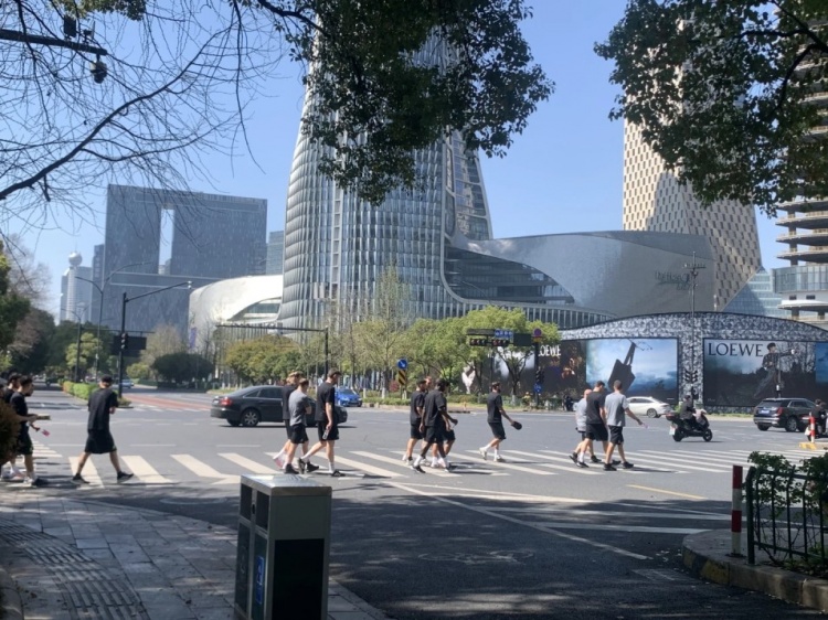  心態(tài)放松，有網(wǎng)友拍到澳大利亞隊早上在萬(wàn)象城citywalk