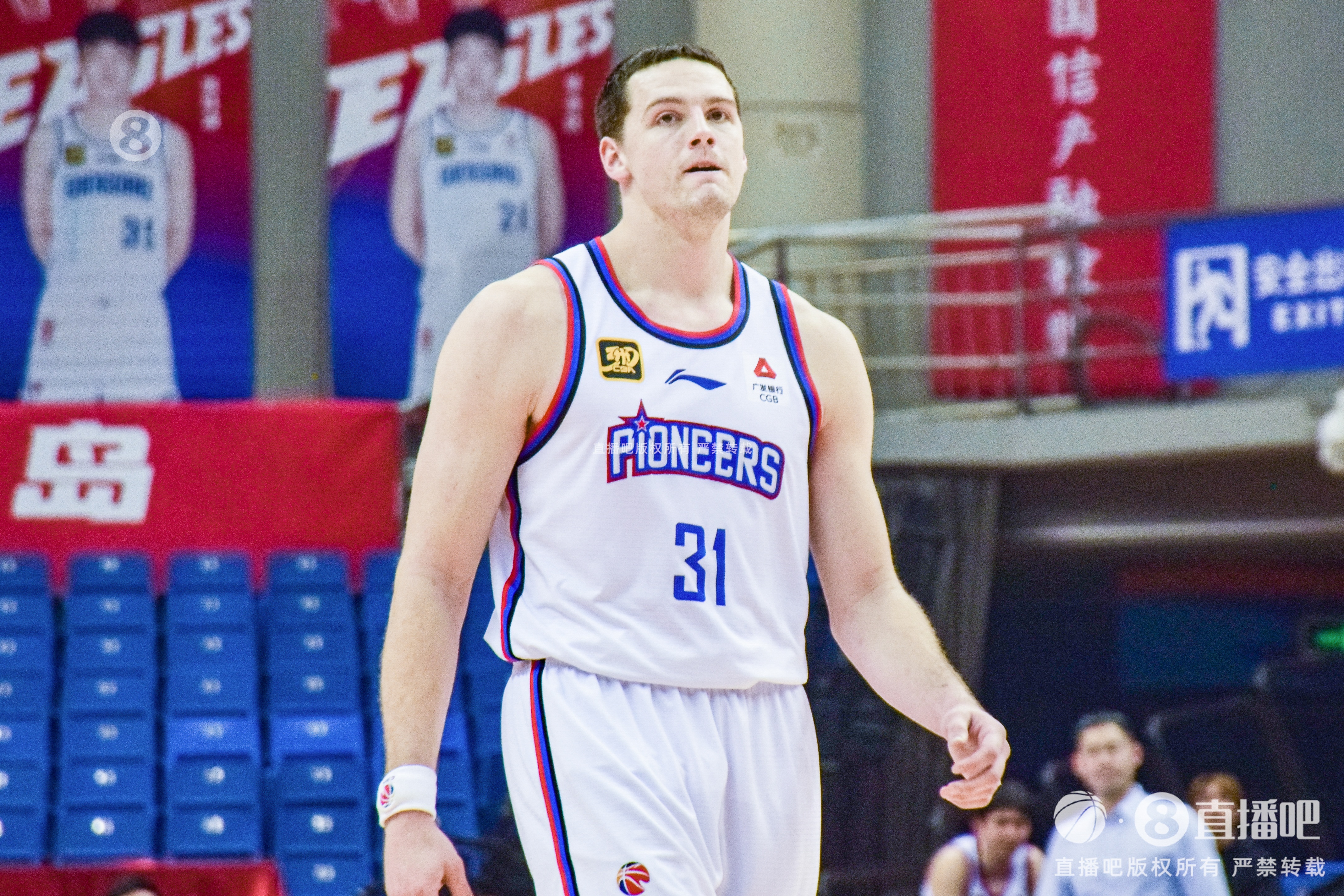  手感來(lái)遲了！大衛-詹姆斯19中7&三分10中4拿到18分15籃板